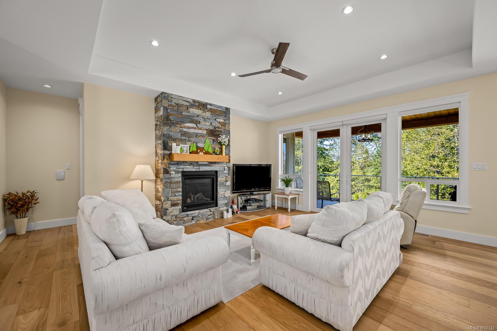 3248 Klanawa Cres
