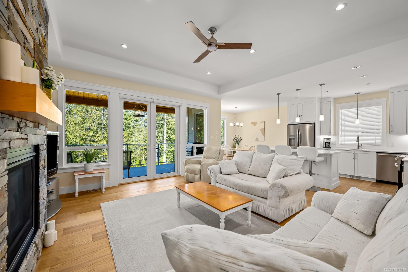 3248 Klanawa Cres