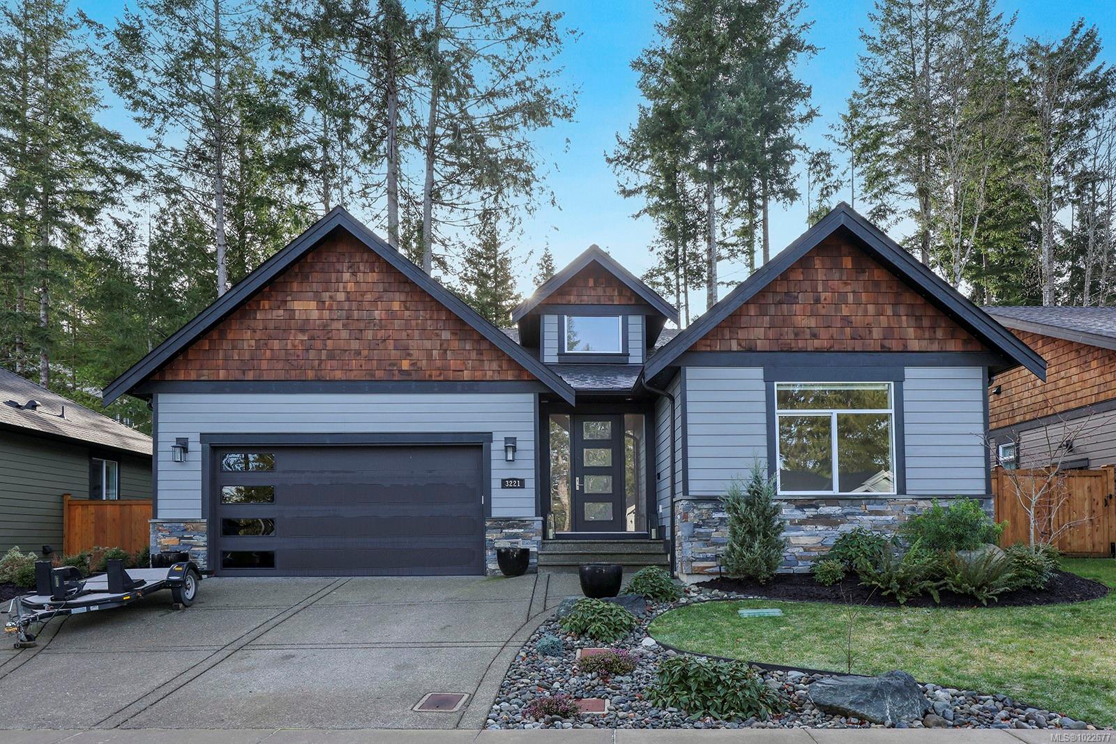 3221 Klanawa Cres