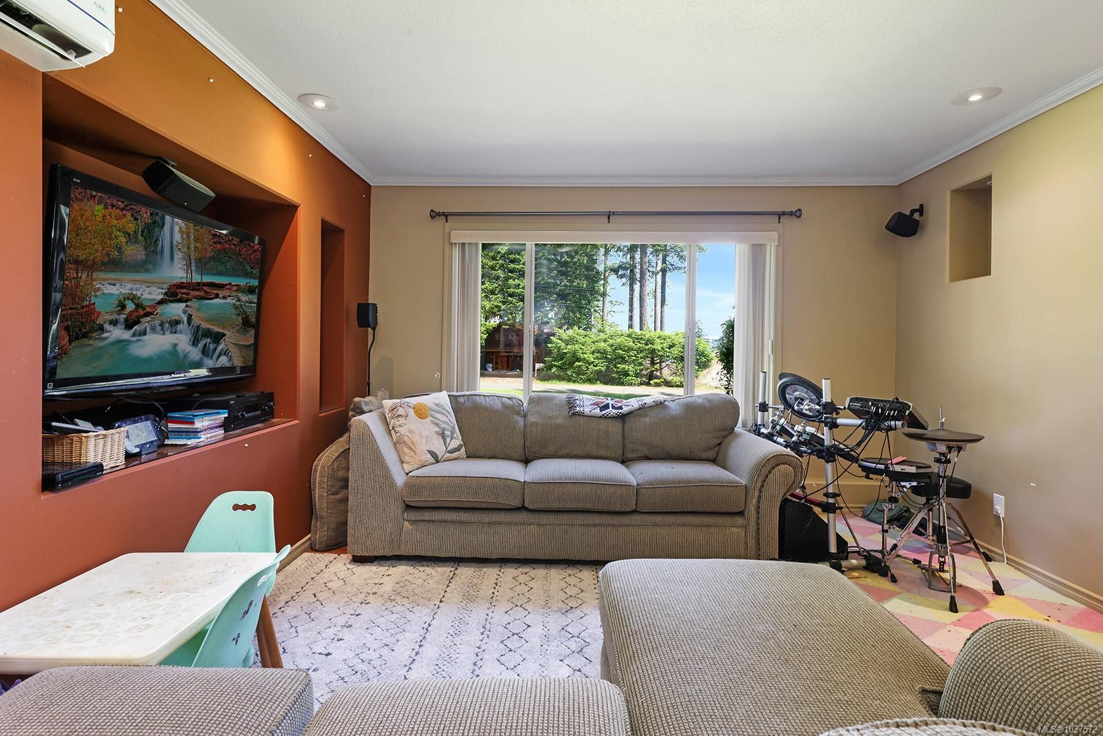 8045 Harmony Cres