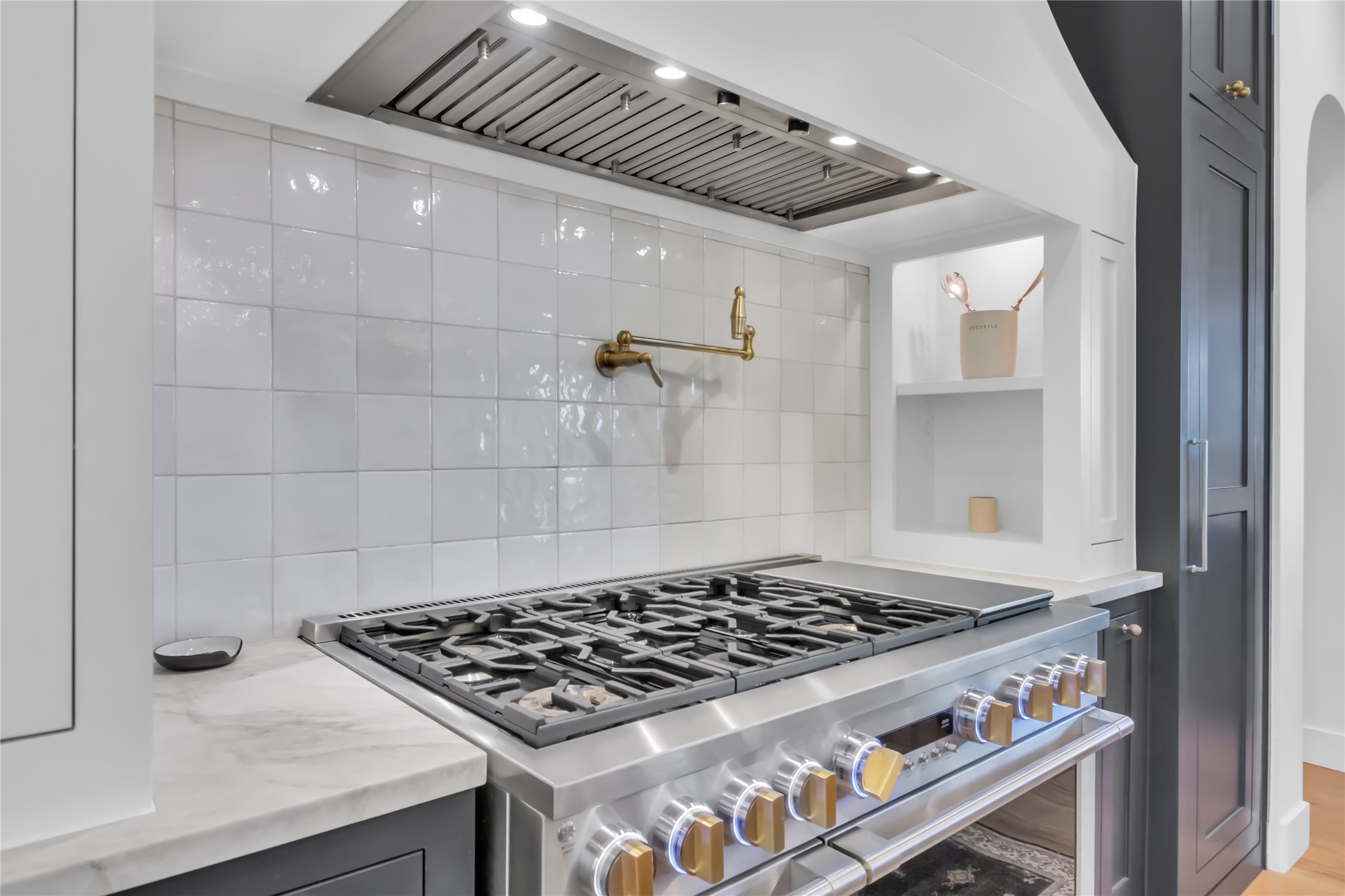 4020 Highland Oaks Lane