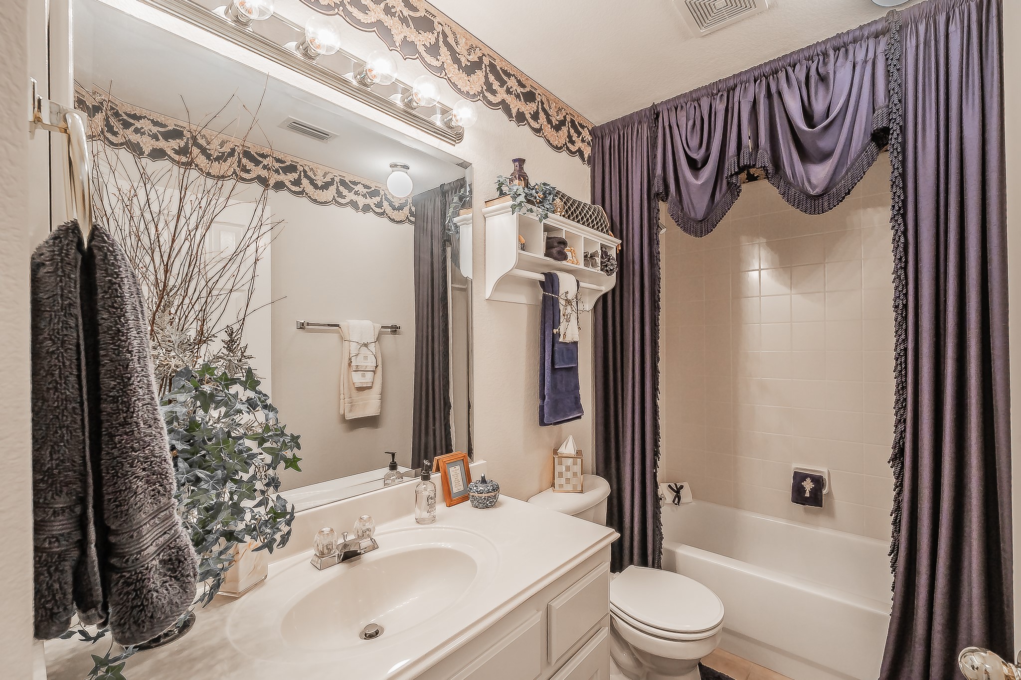 2404 Aramic Court