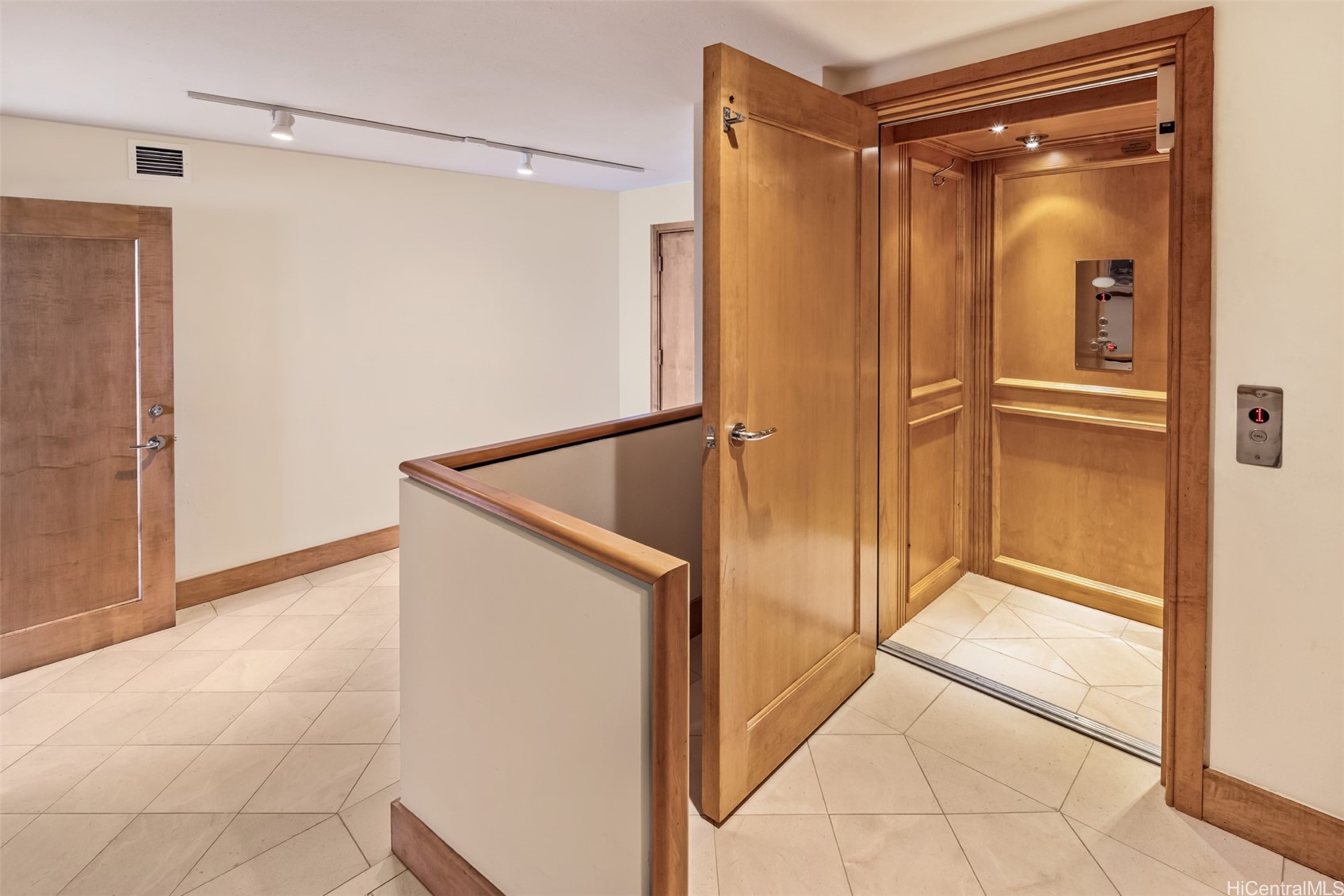 2895 Kalakaua Avenue PH/PH 2