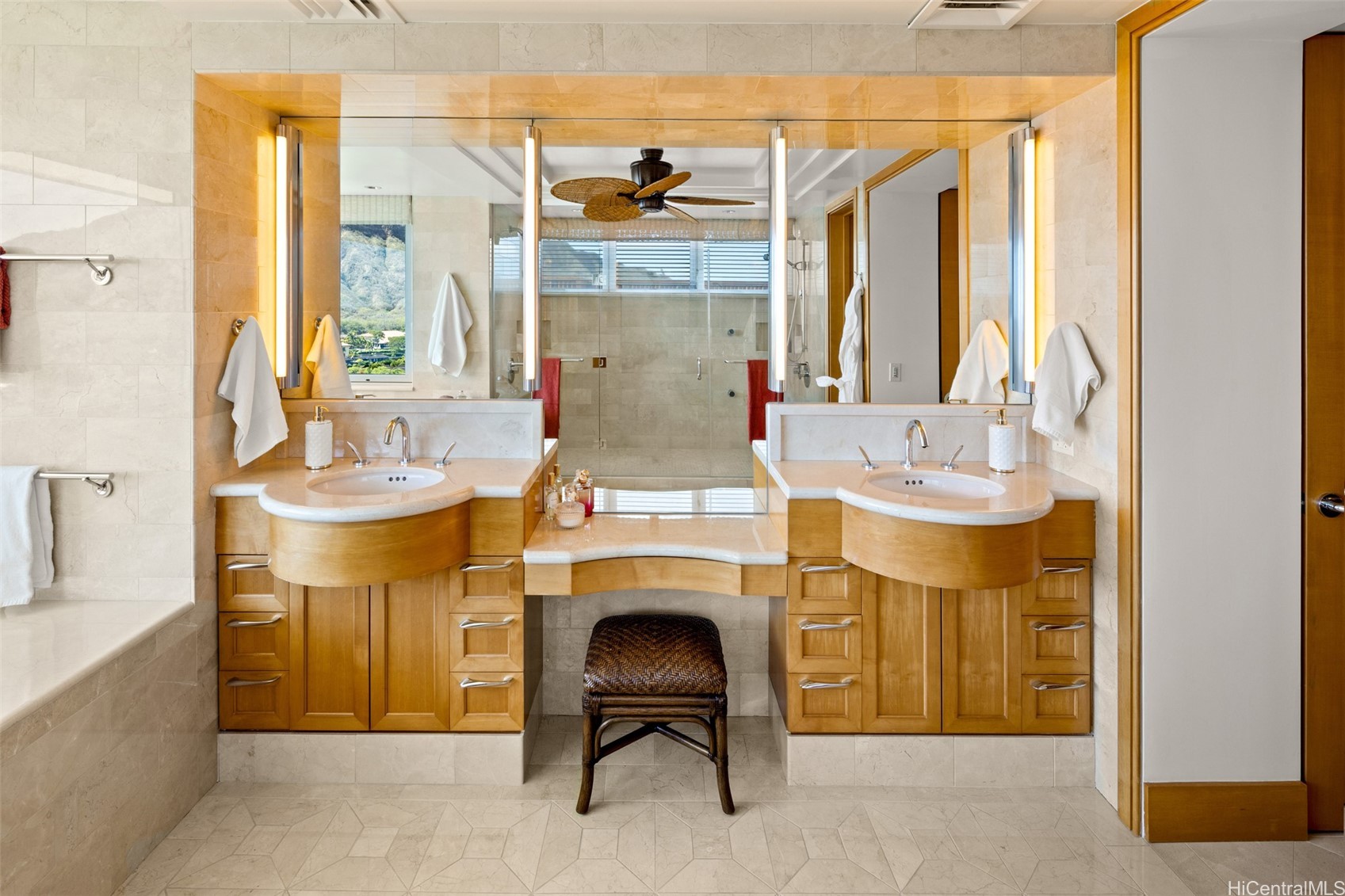 2895 Kalakaua Avenue Grand PH/PH 2