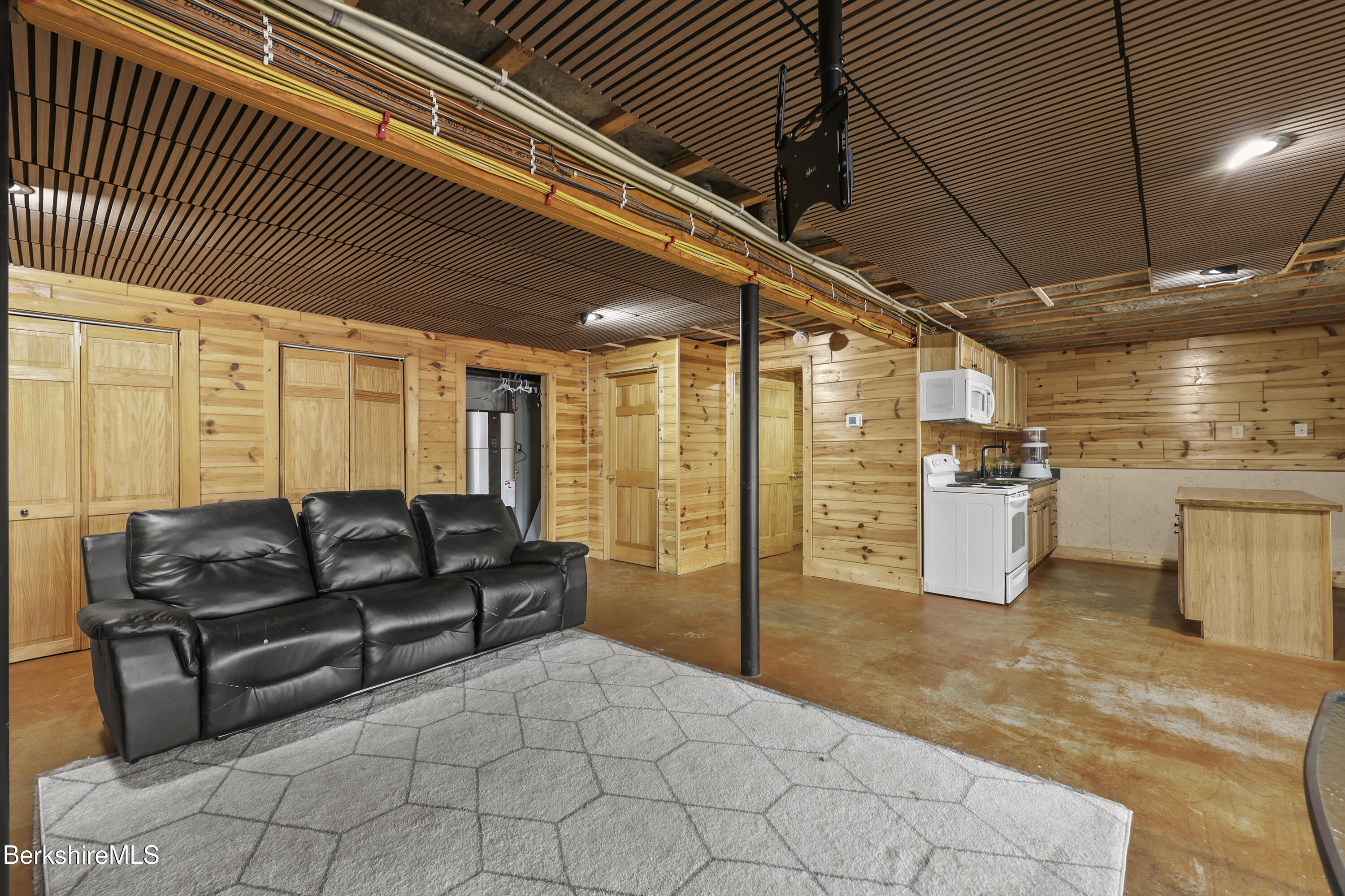 633 E Otis Rd