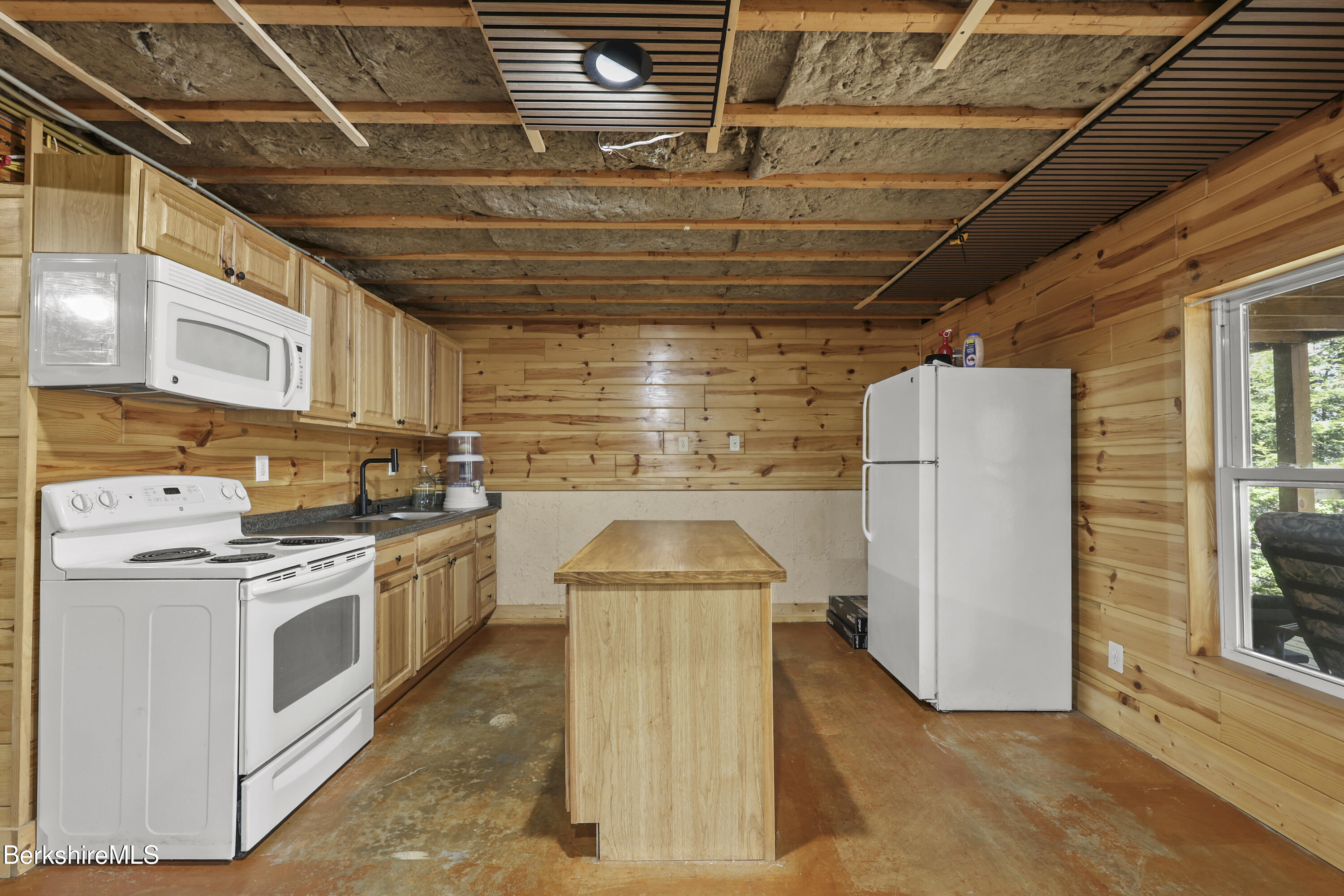 633 E Otis Rd