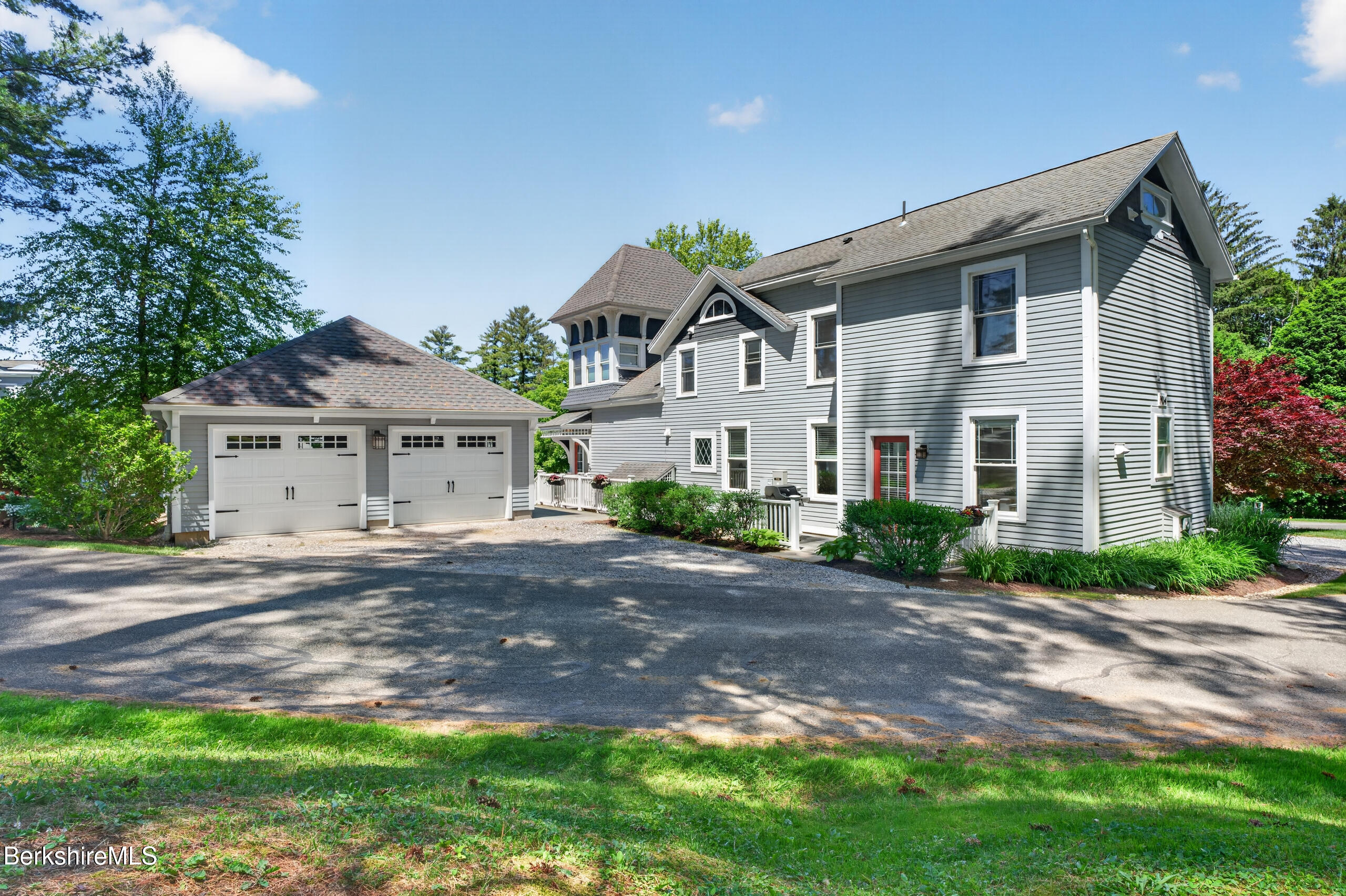 850 Summer St m14