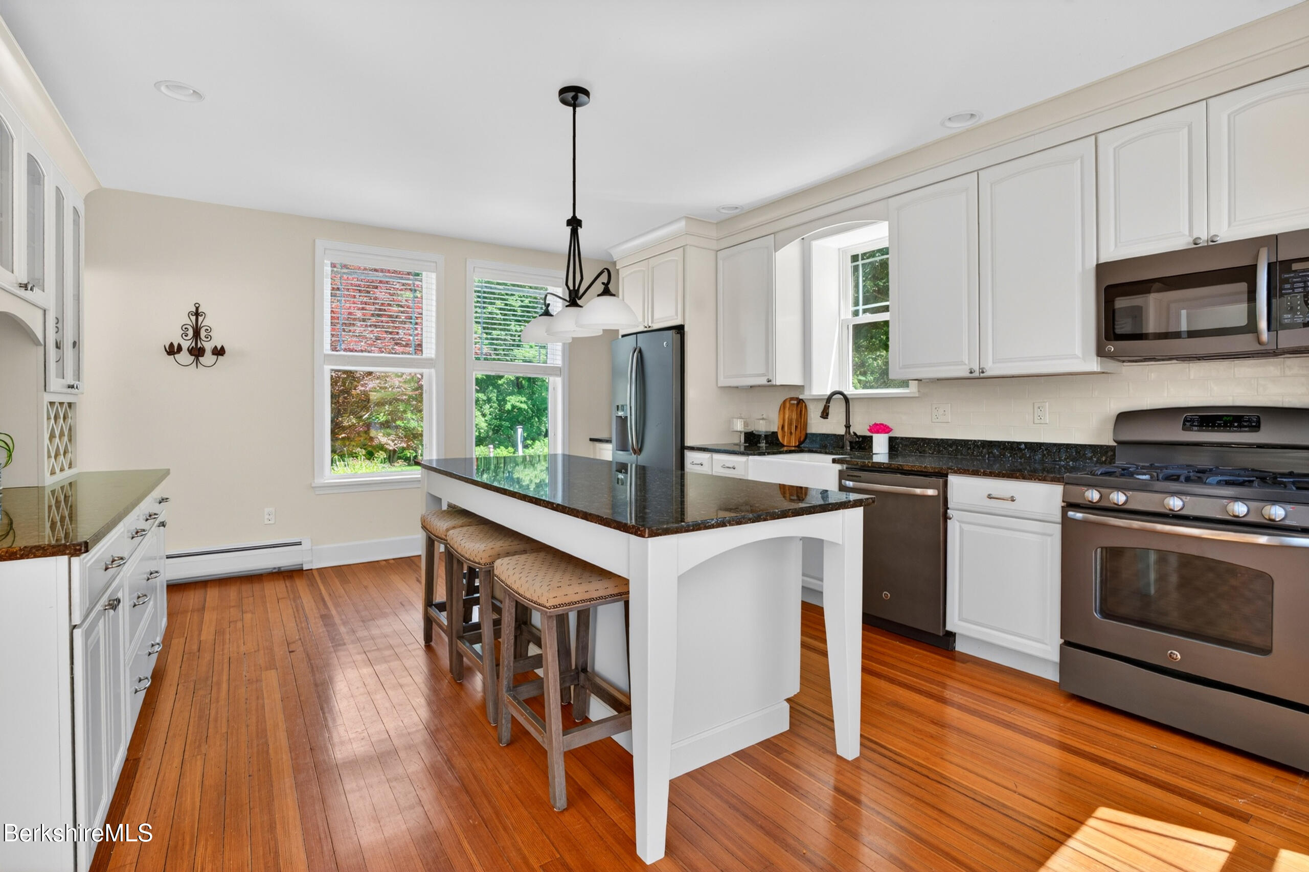 850 Summer St m14