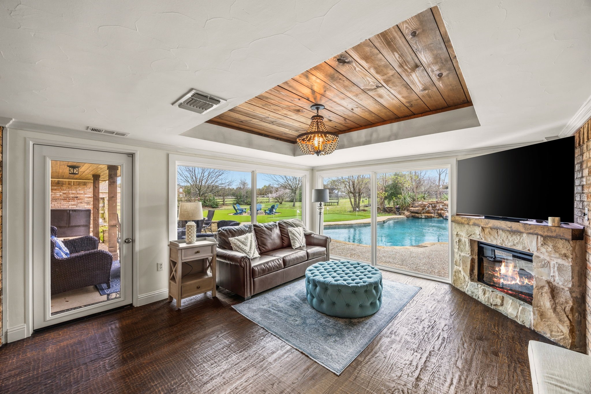 3 Meadowcreek Drive