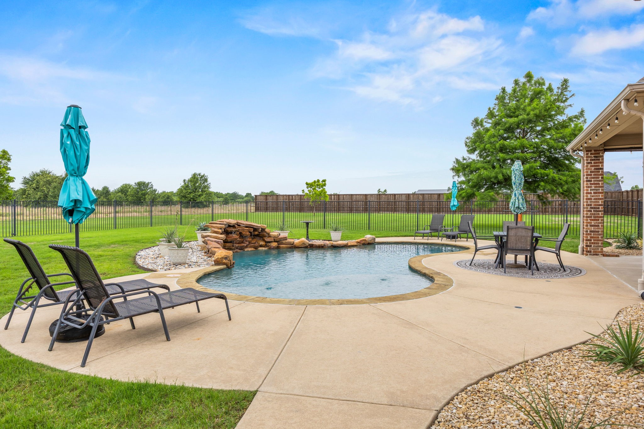 5009 Red Oak Drive