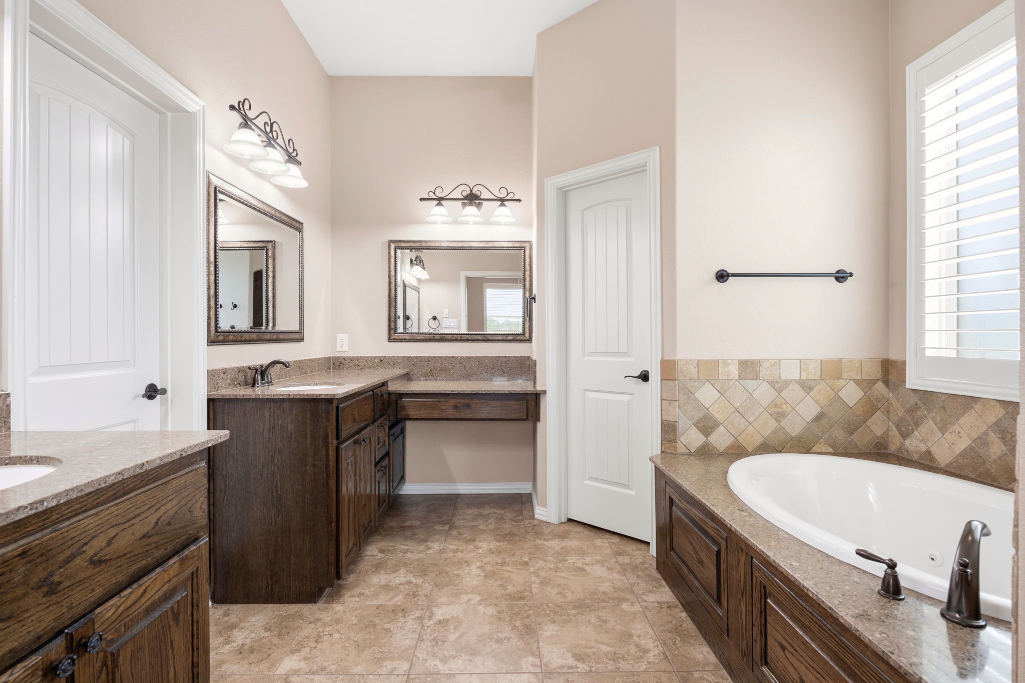 5009 Red Oak Drive