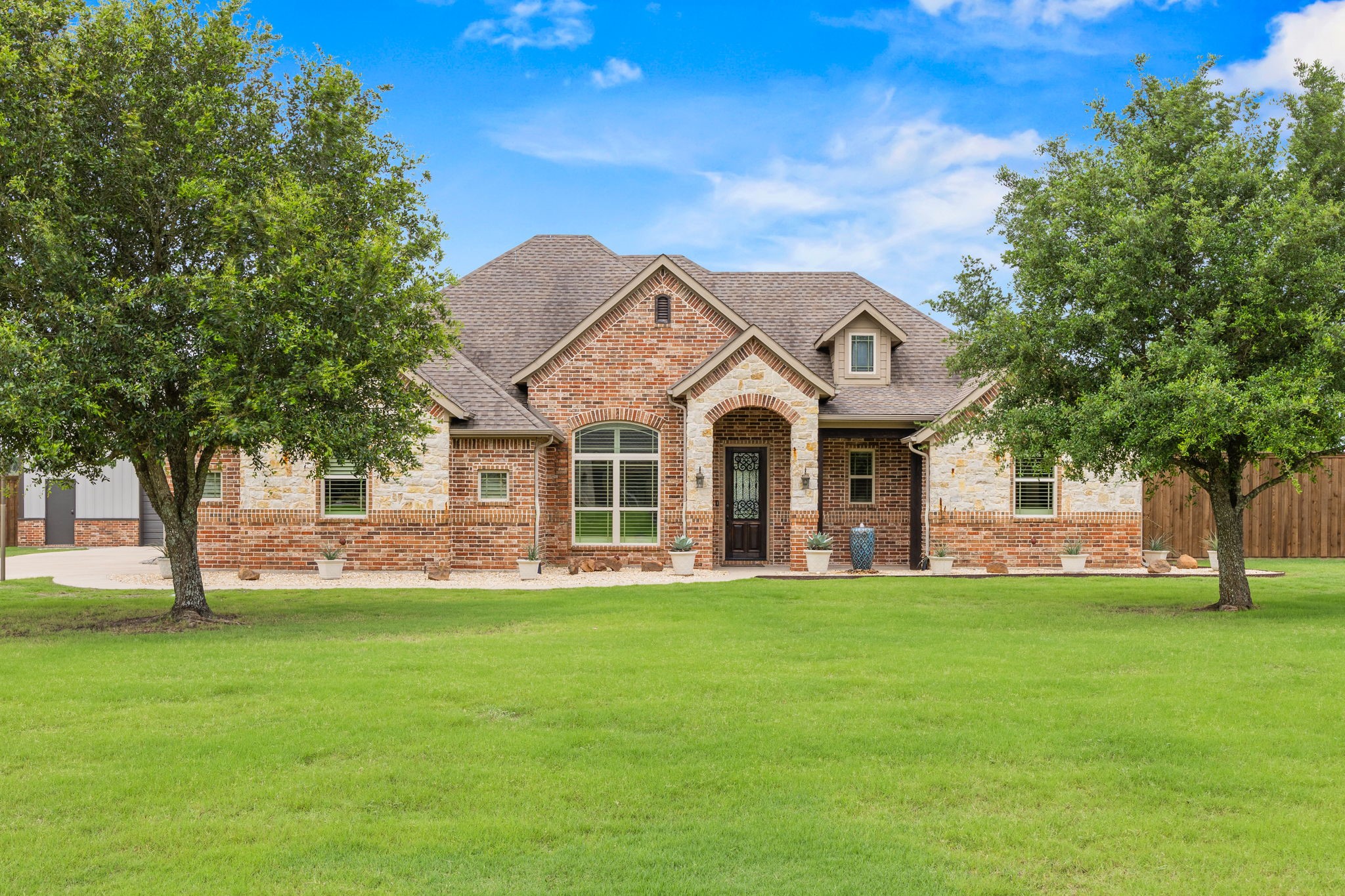 5009 Red Oak Drive