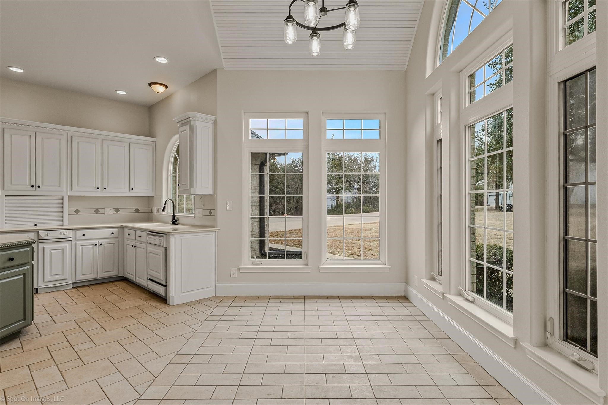 15183 Valley View