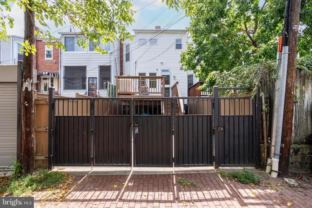 1343 Meridian Pl NW