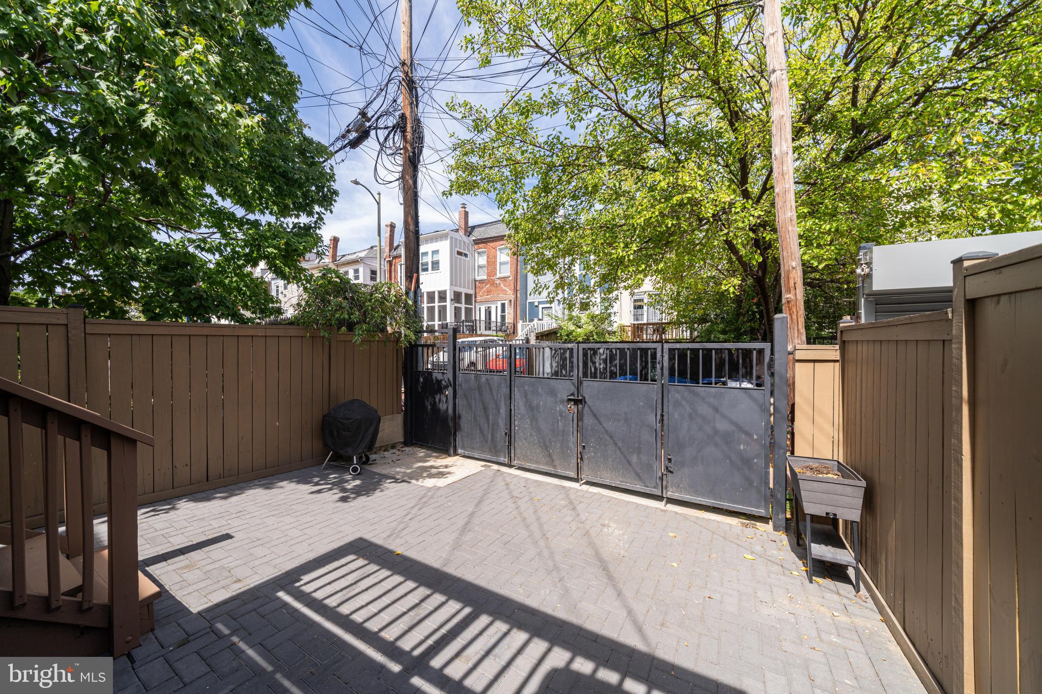 1343 Meridian Pl NW