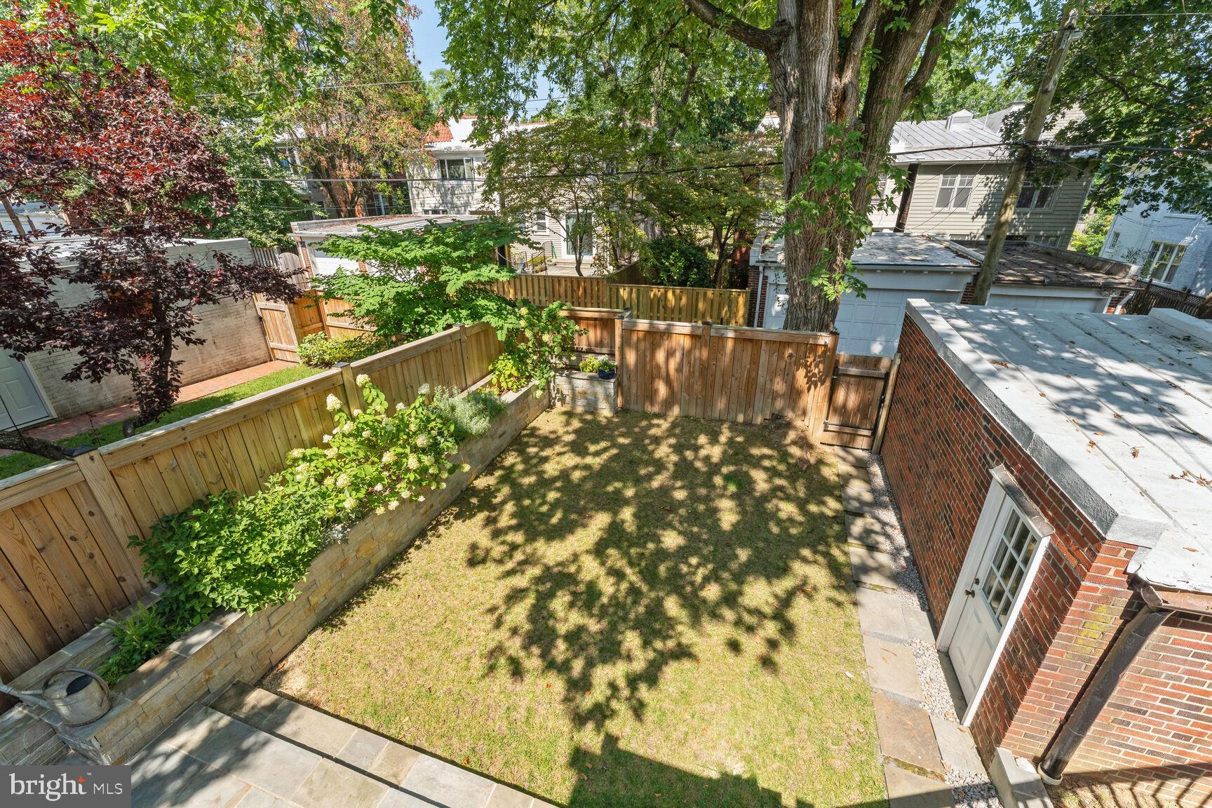3725 Veazey St NW