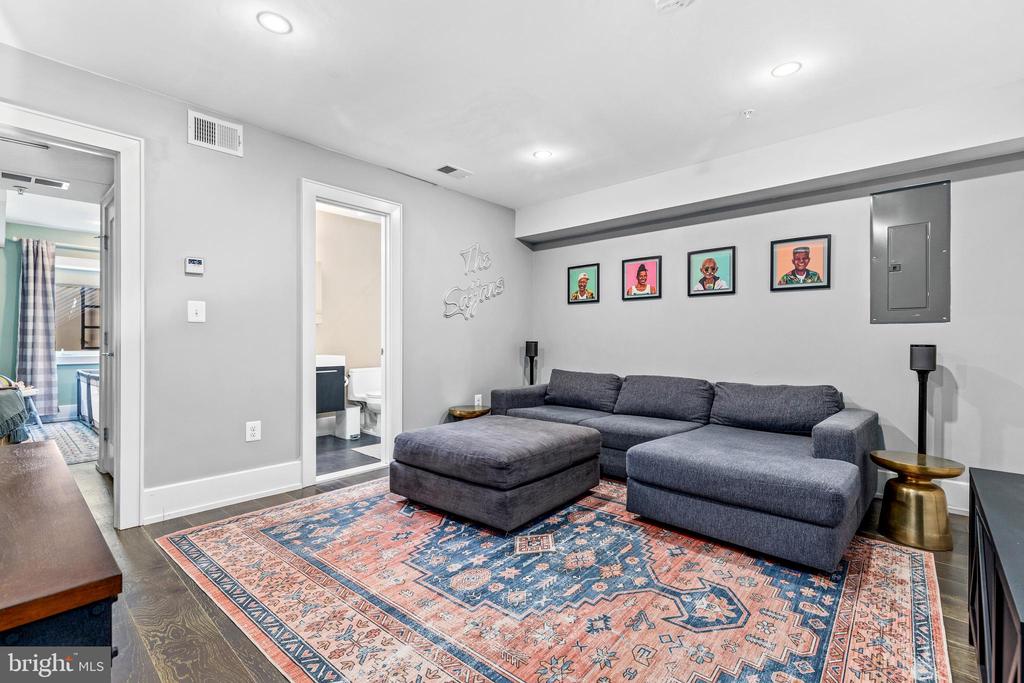 526 Lamont St NW #5