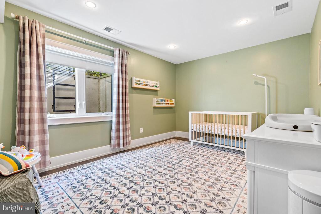 526 Lamont St NW #5