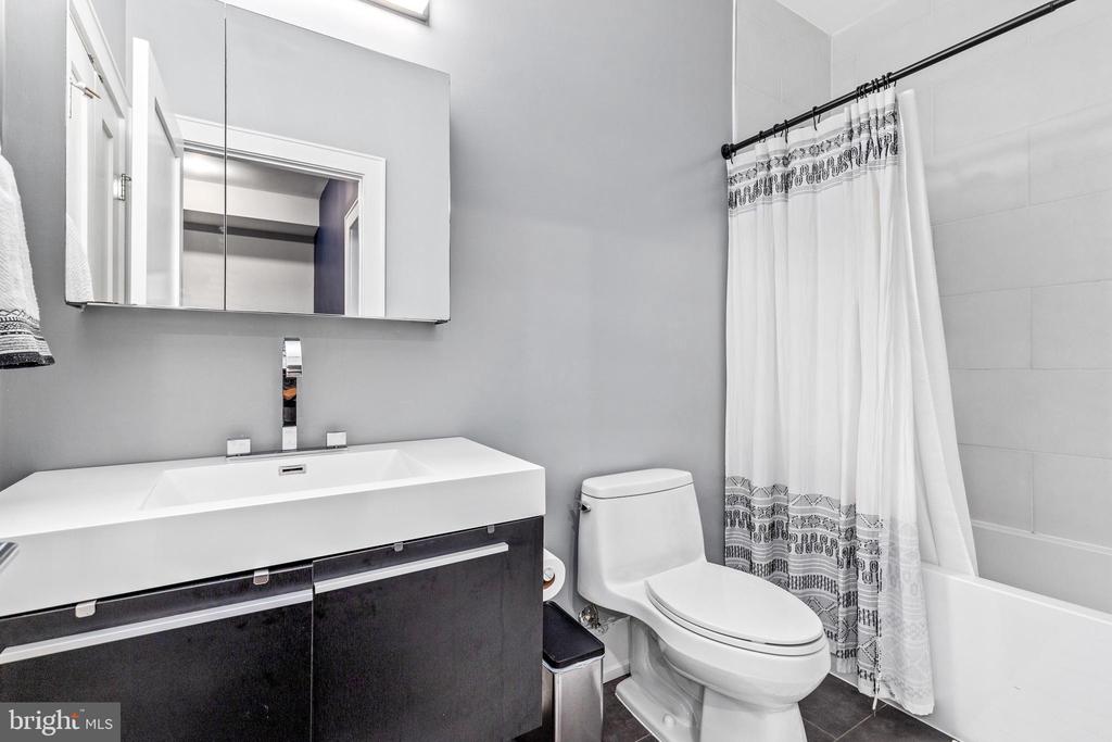 526 Lamont St NW #5