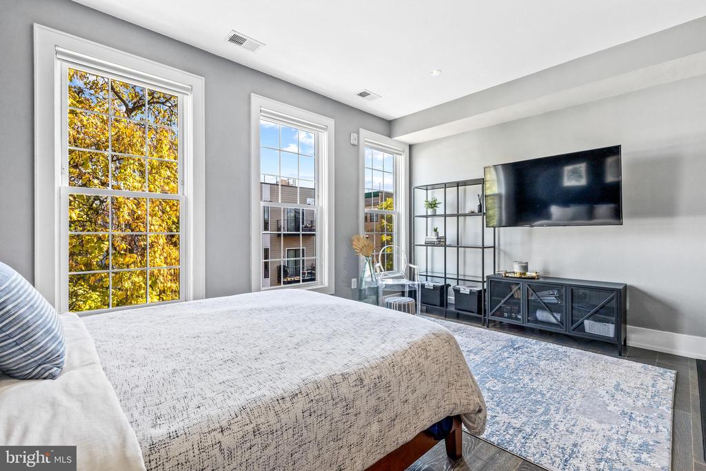 526 Lamont St NW #5