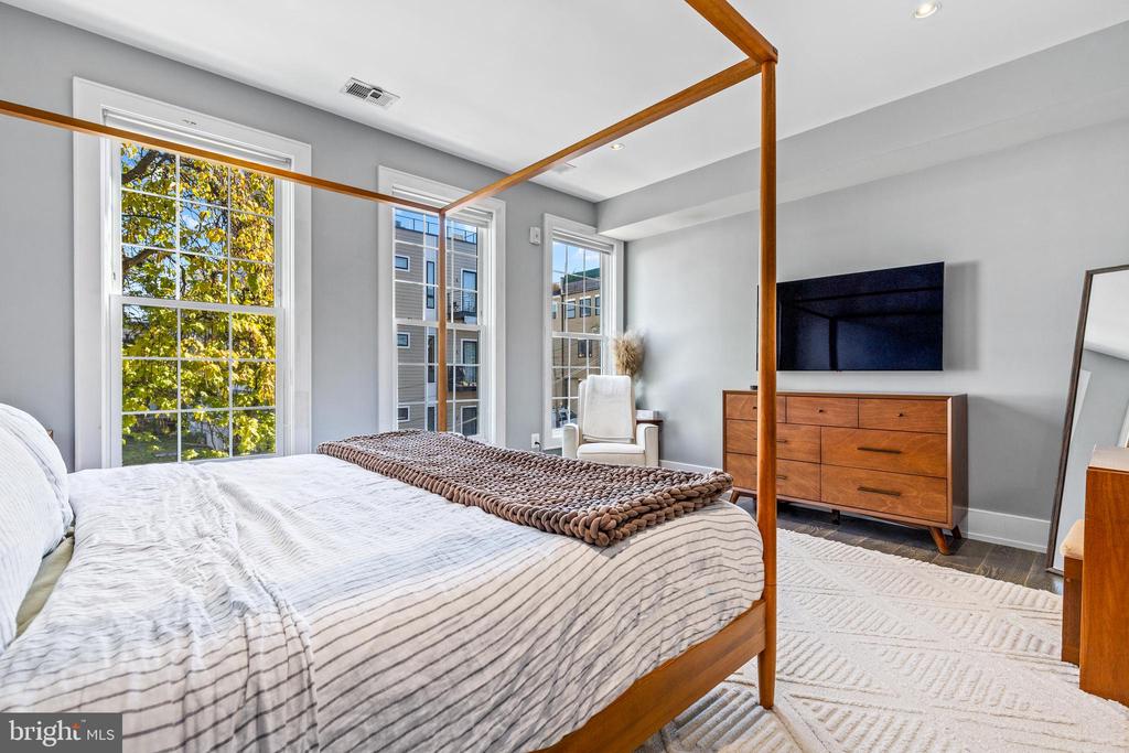 526 Lamont St NW #5