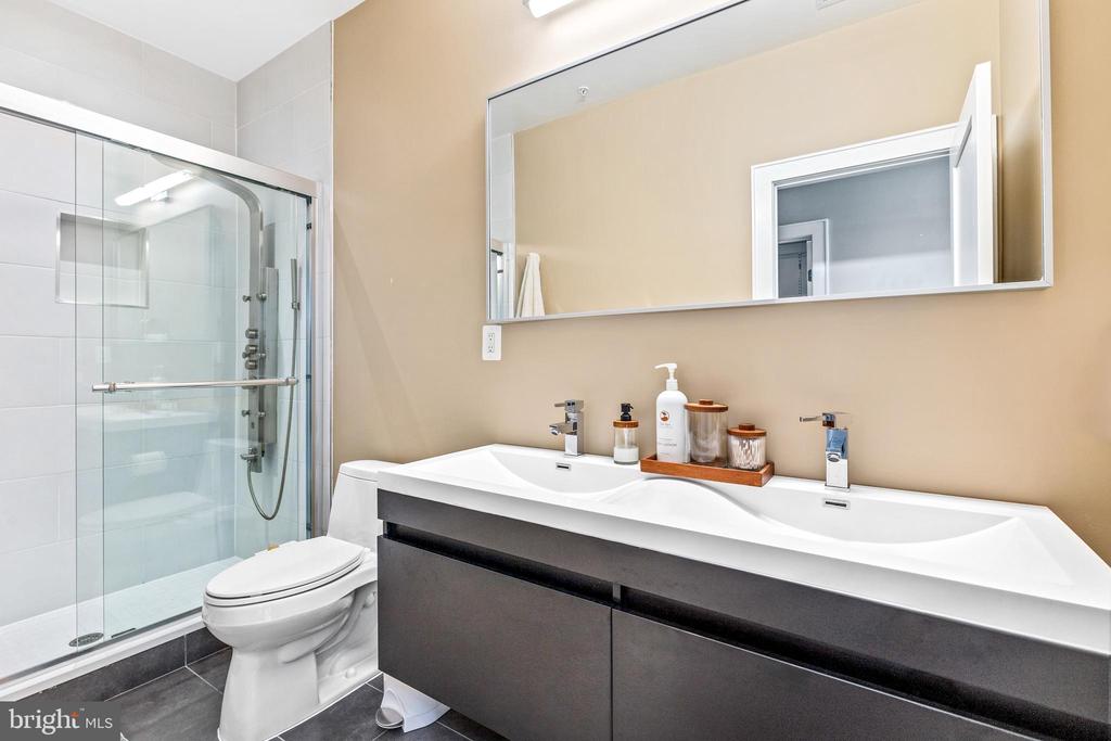 526 Lamont St NW #5