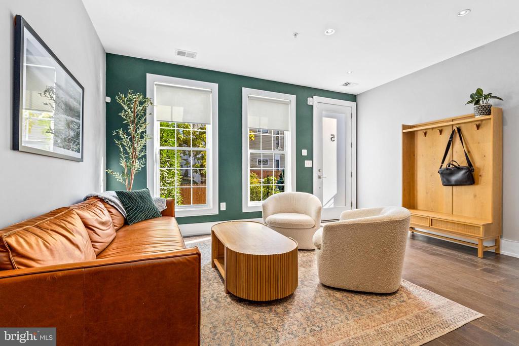 526 Lamont St NW #5