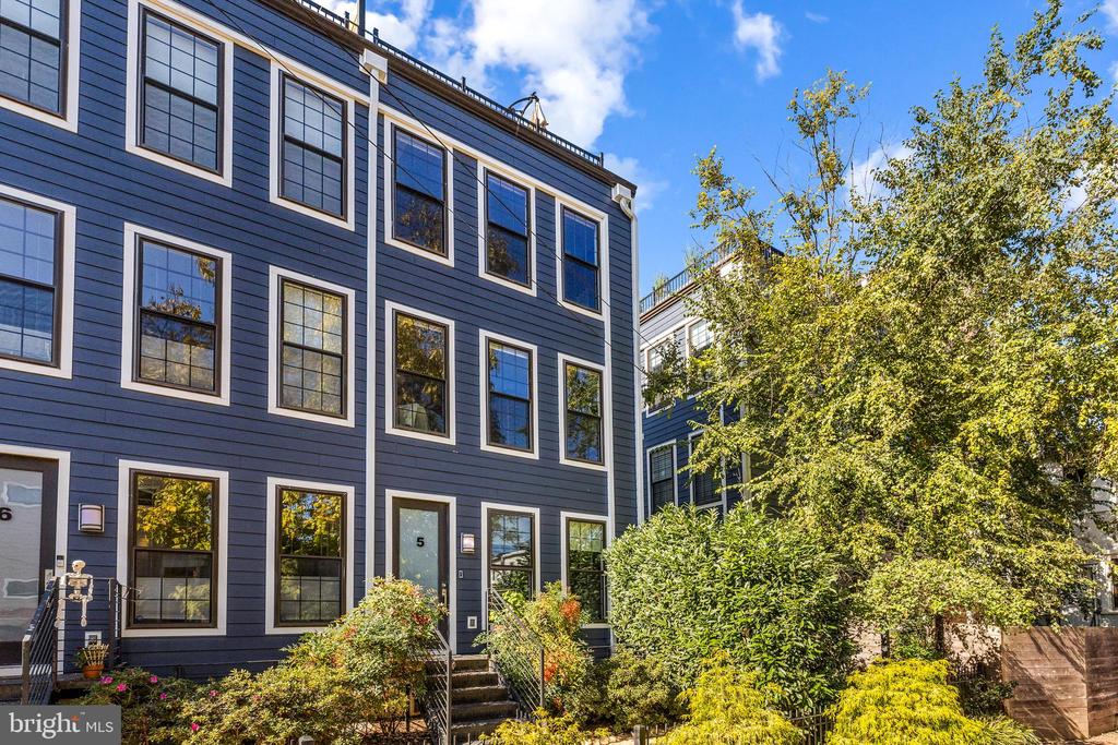 526 Lamont St NW #5