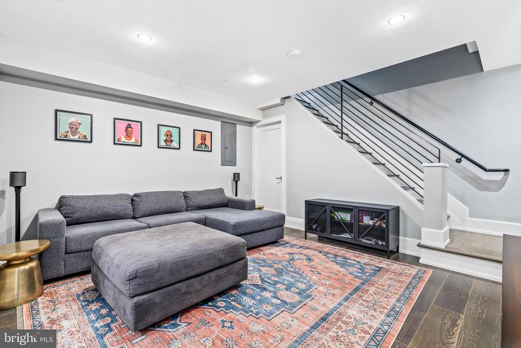 526 Lamont St NW #5