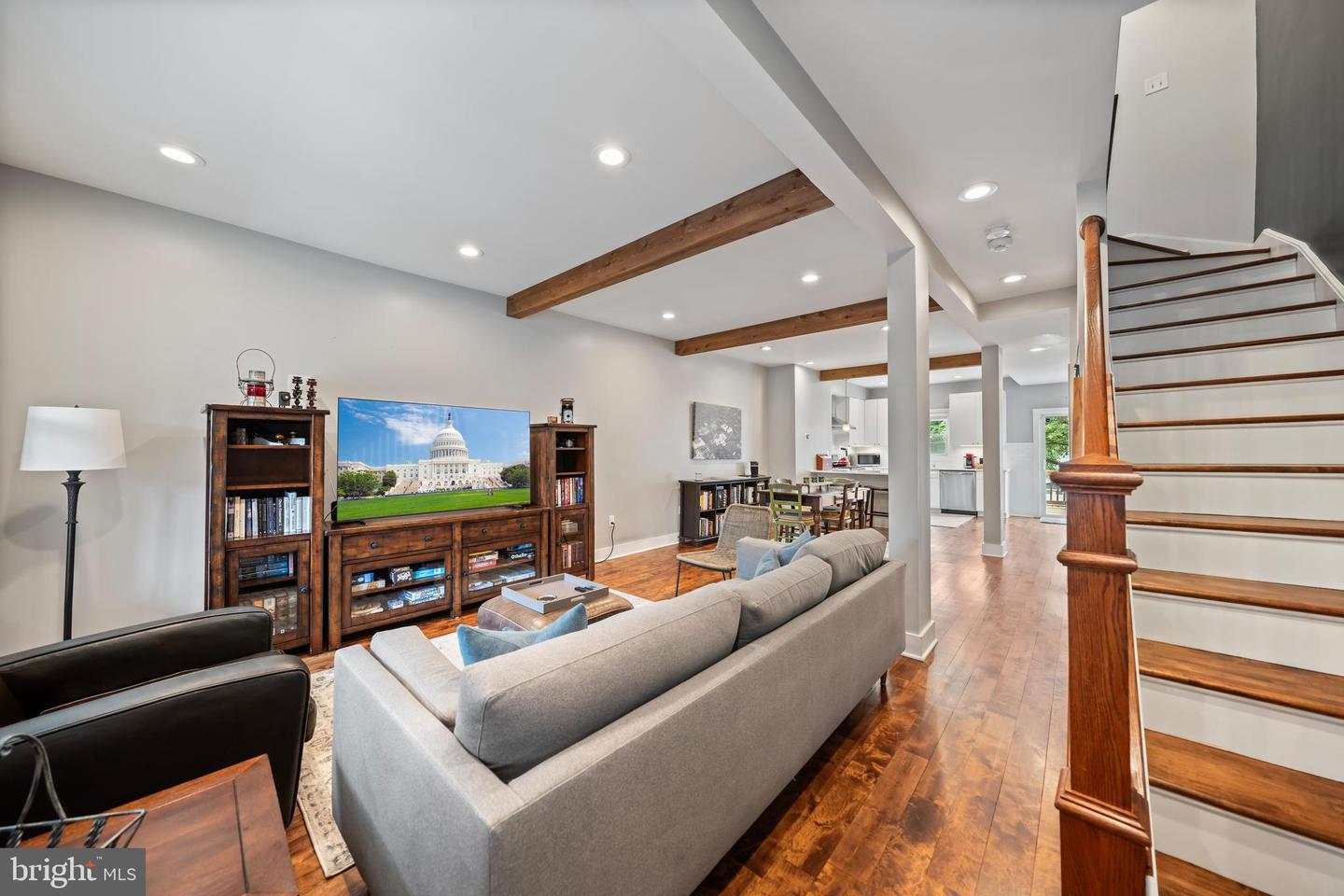613 Longfellow St NW