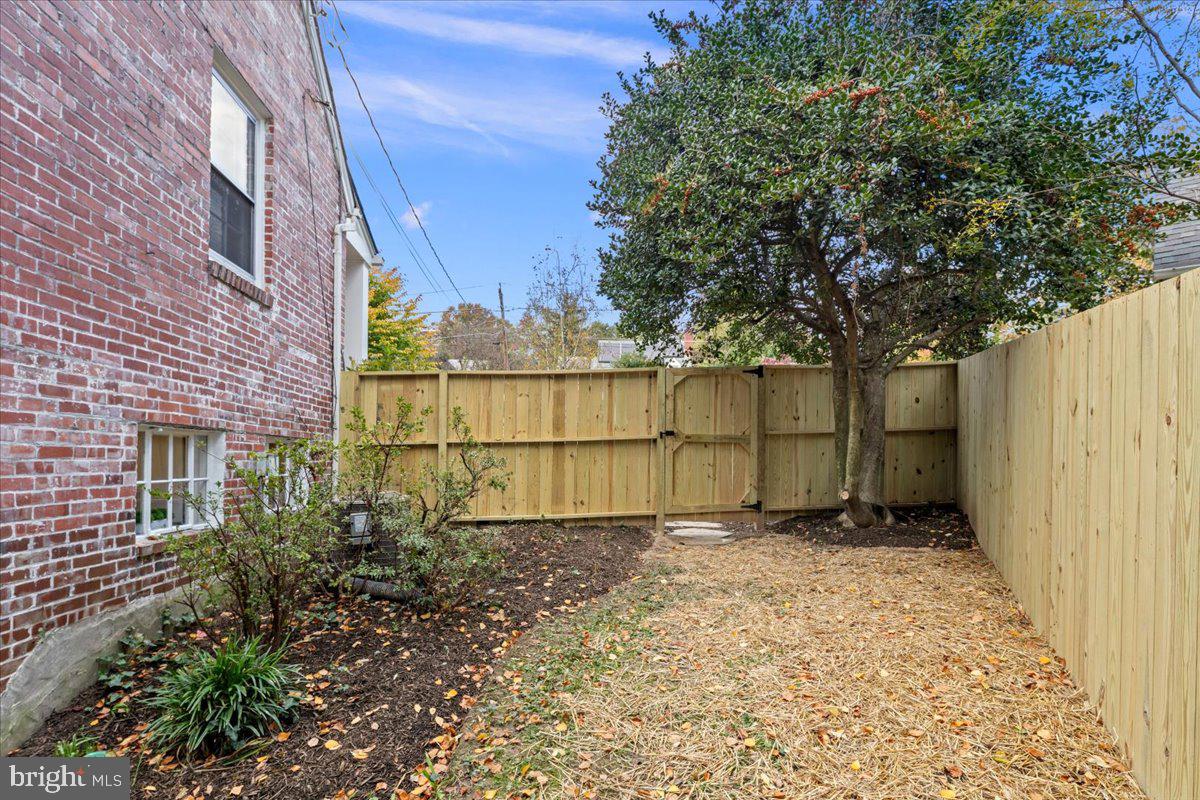 1606 N SPRINGWOOD DRIVE