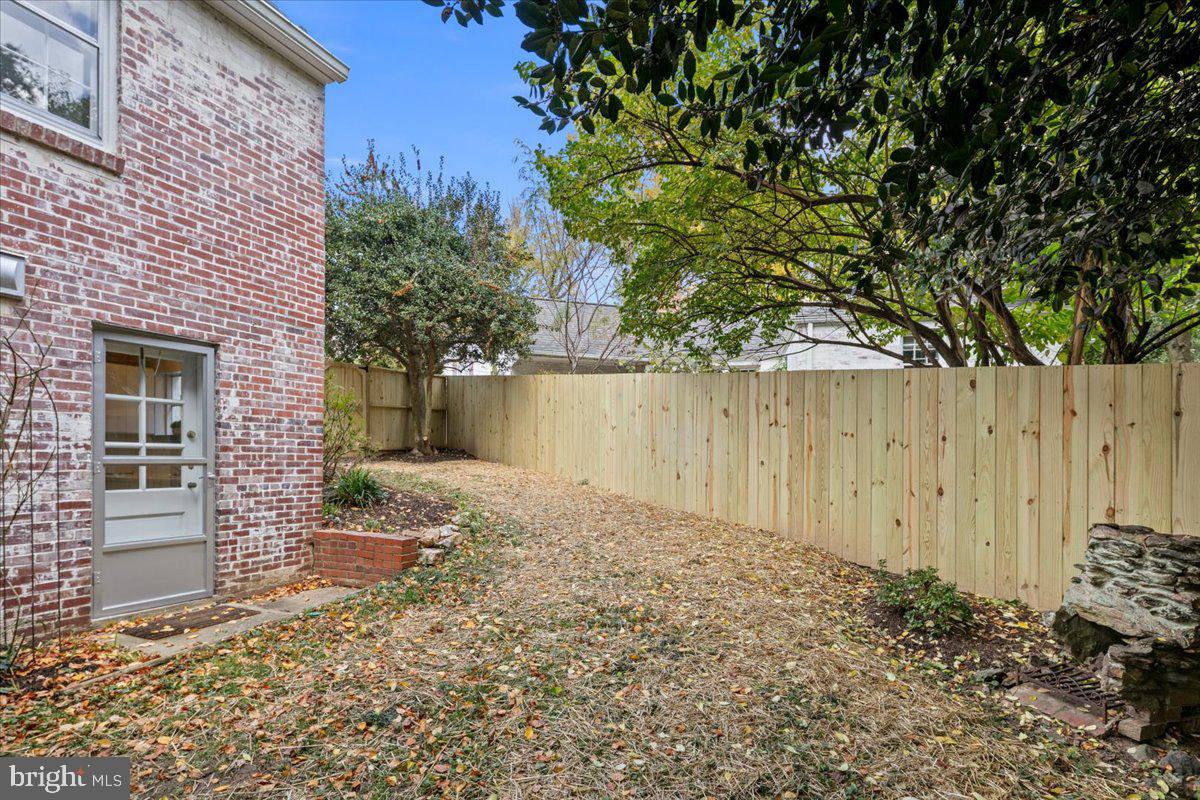1606 N SPRINGWOOD DRIVE
