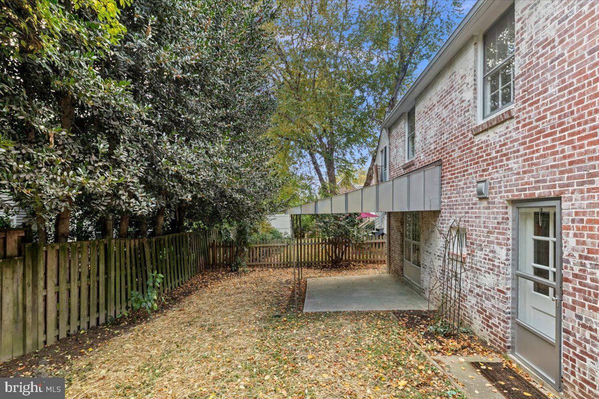1606 N SPRINGWOOD DRIVE
