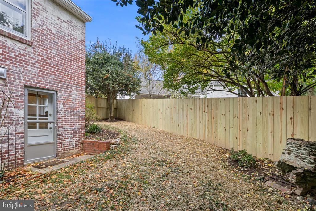 1606 N SPRINGWOOD DRIVE