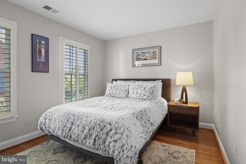 1223 ROUNDHOUSE LANE