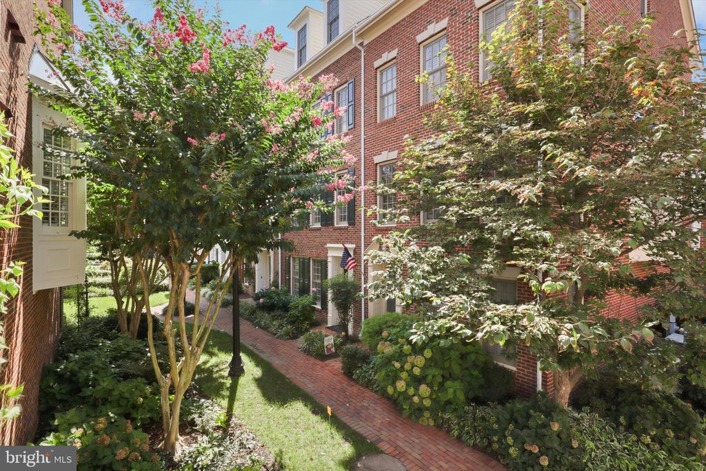 1223 ROUNDHOUSE LANE