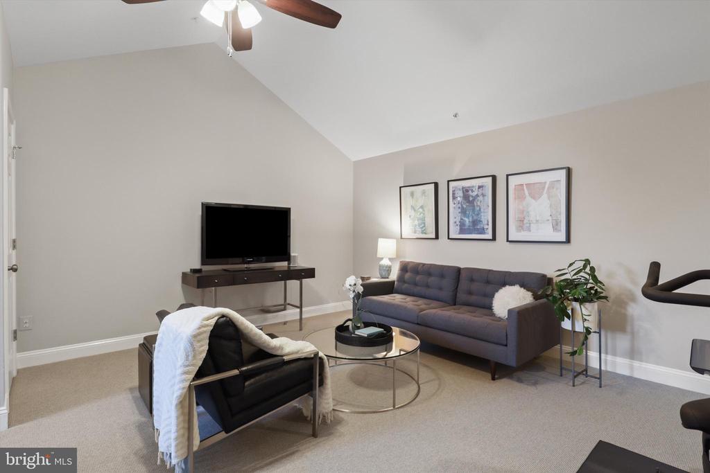 1223 ROUNDHOUSE LANE