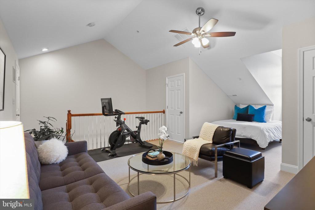 1223 ROUNDHOUSE LANE