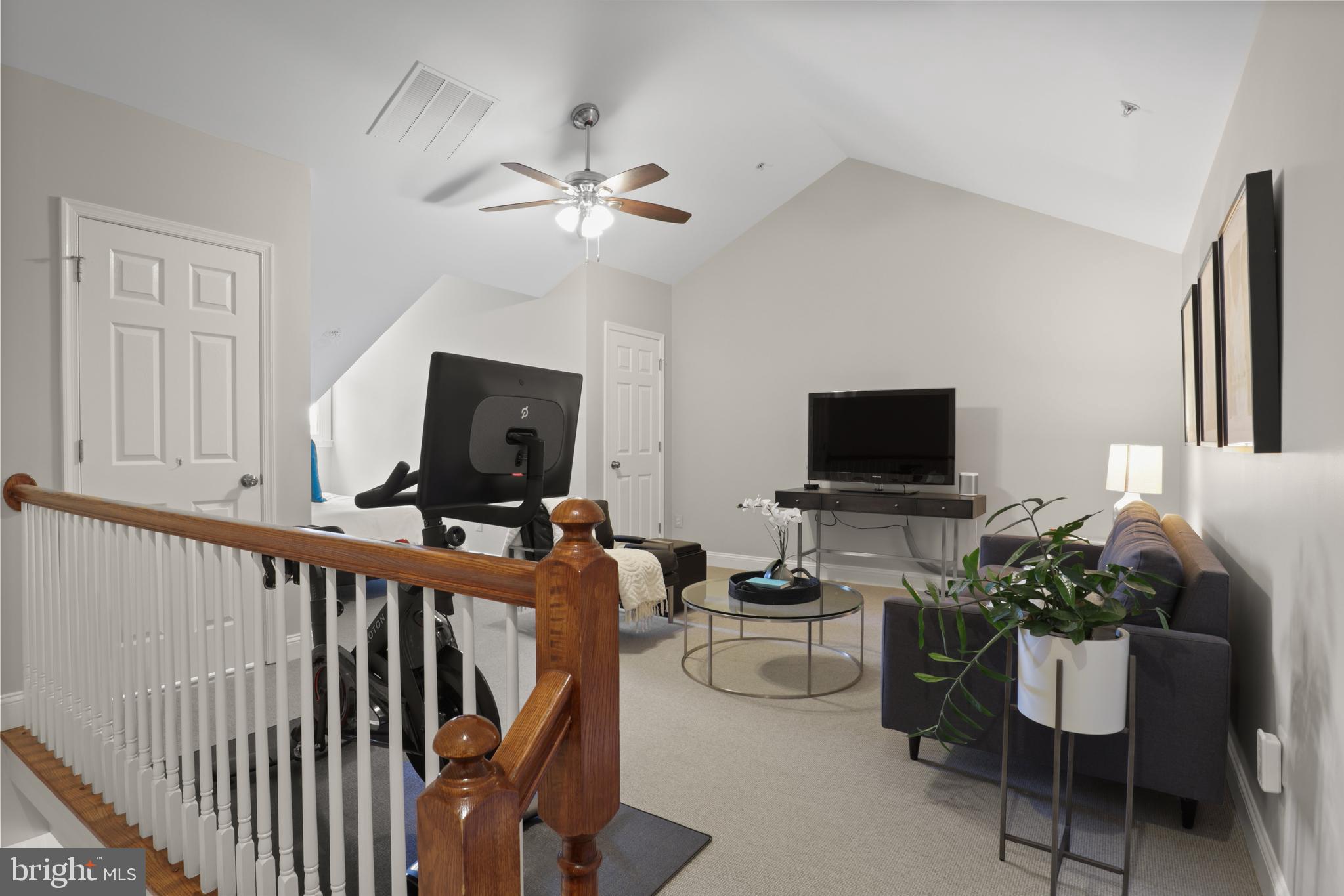 1223 ROUNDHOUSE LANE