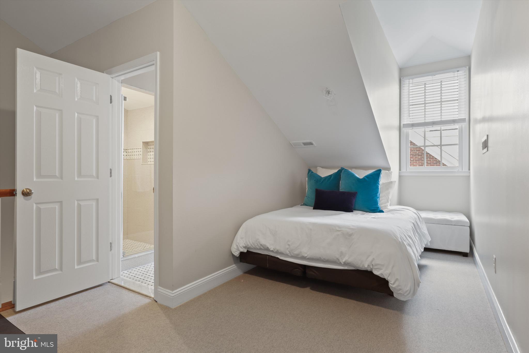 1223 ROUNDHOUSE LANE