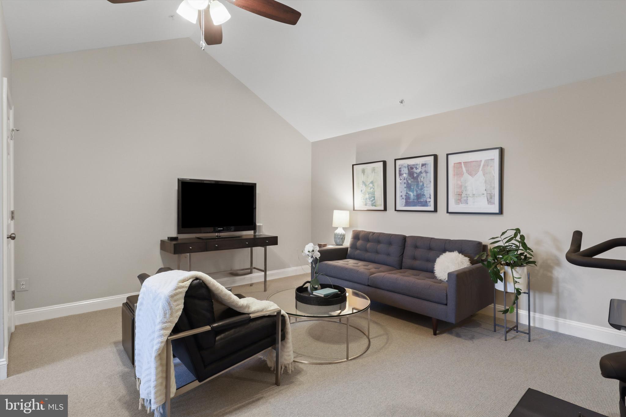 1223 ROUNDHOUSE LANE