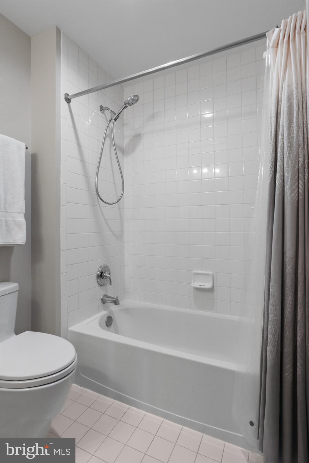 1223 ROUNDHOUSE LANE