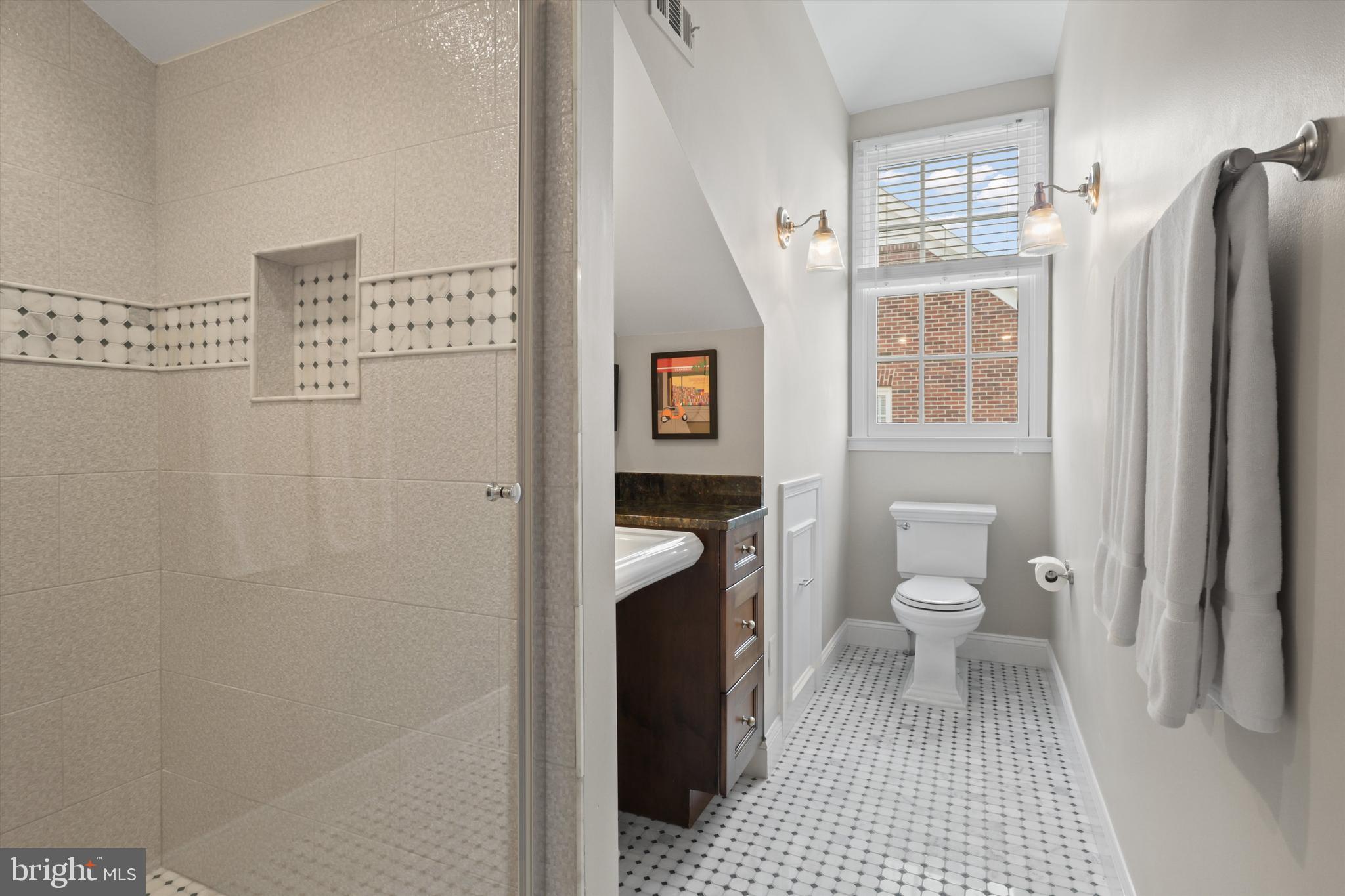 1223 ROUNDHOUSE LANE