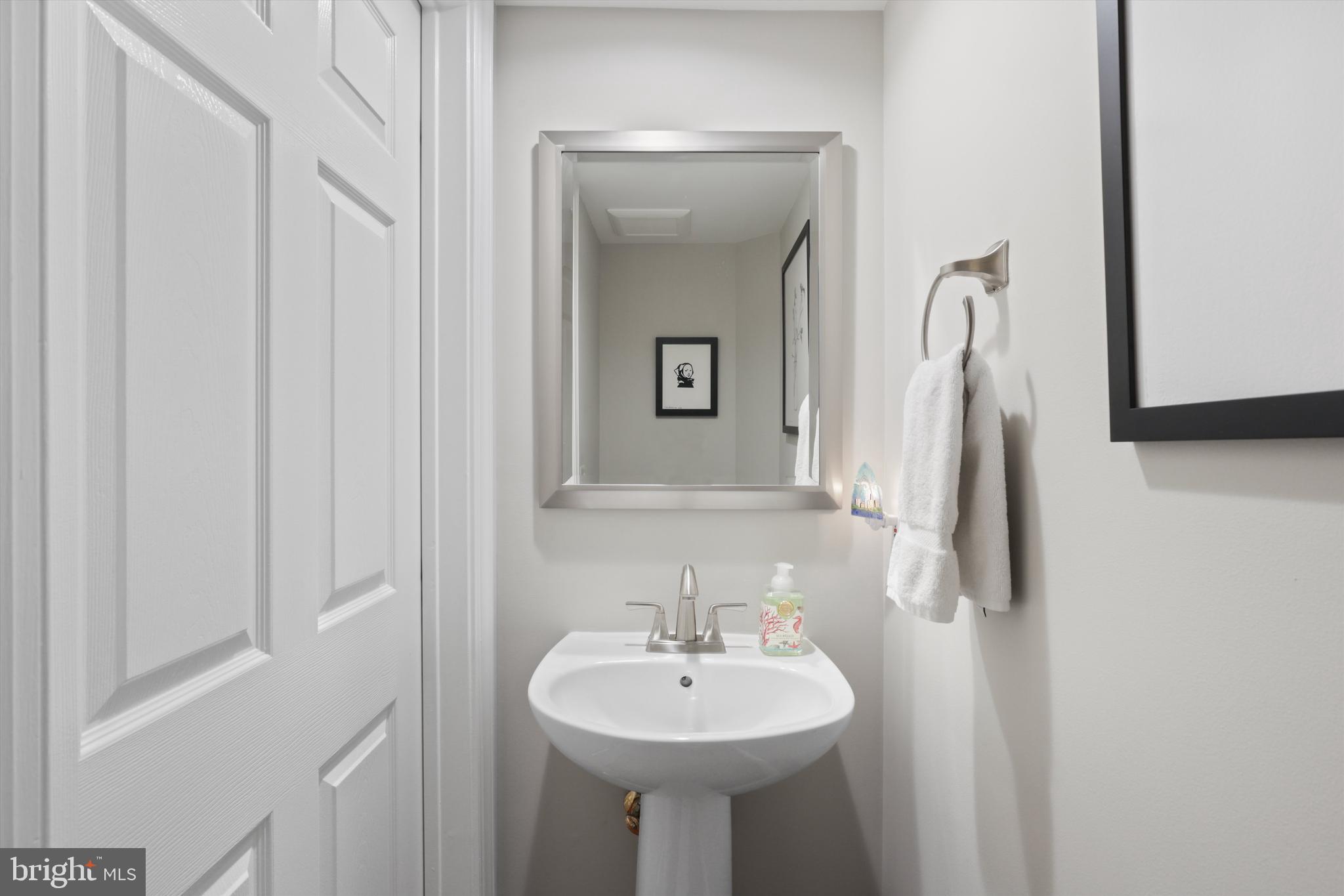 1223 ROUNDHOUSE LANE