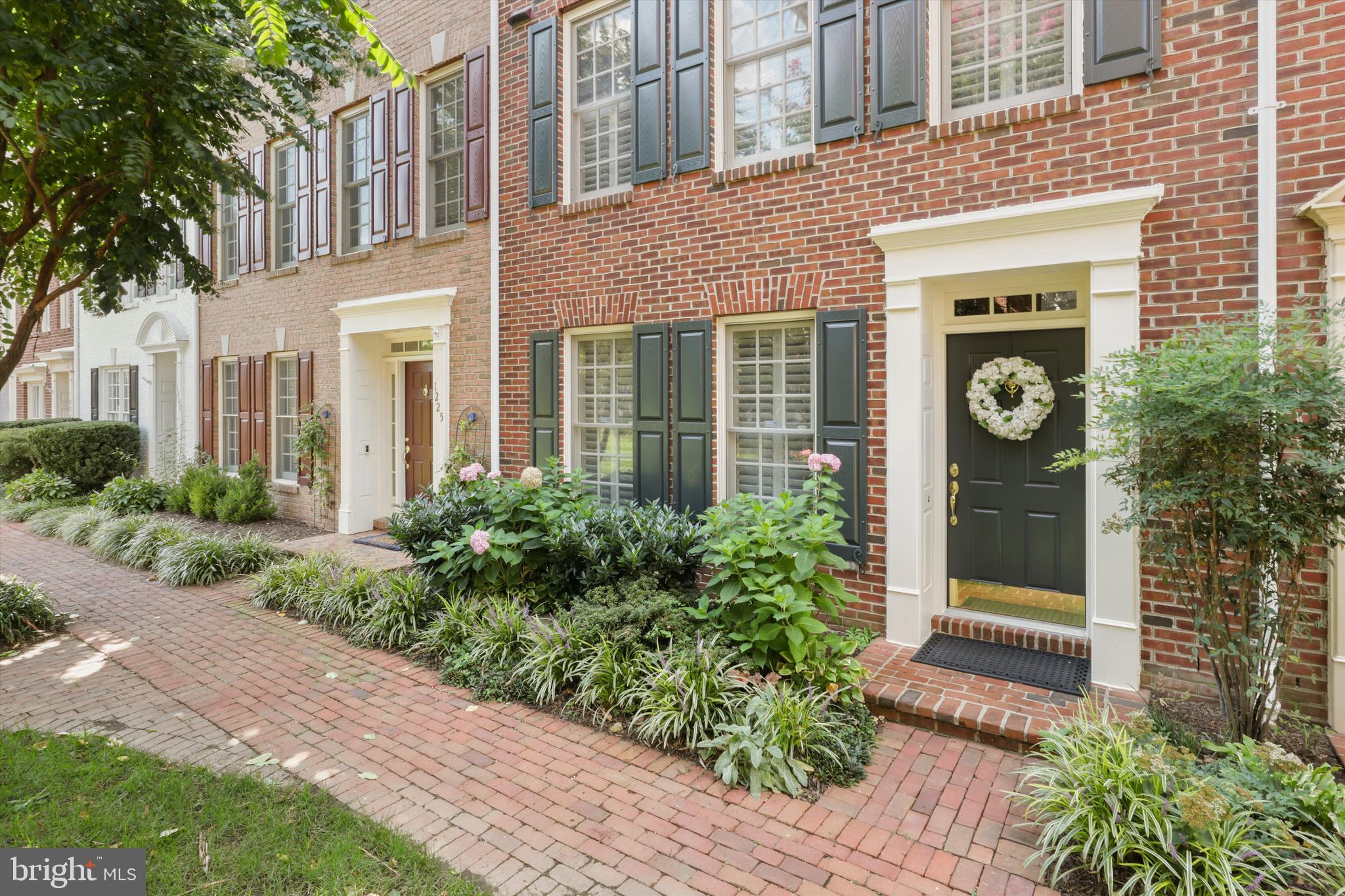 1223 ROUNDHOUSE LANE