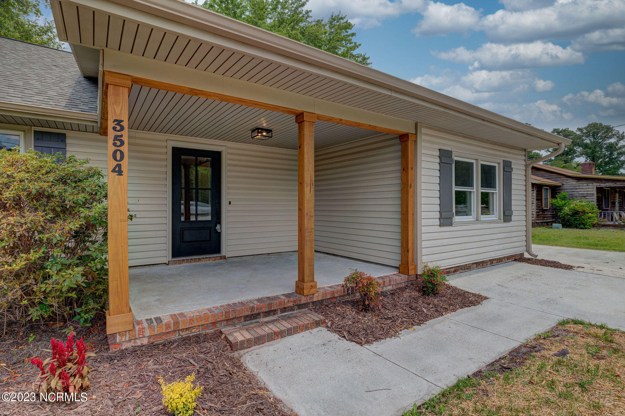 3504 Middle Sound Loop Road
