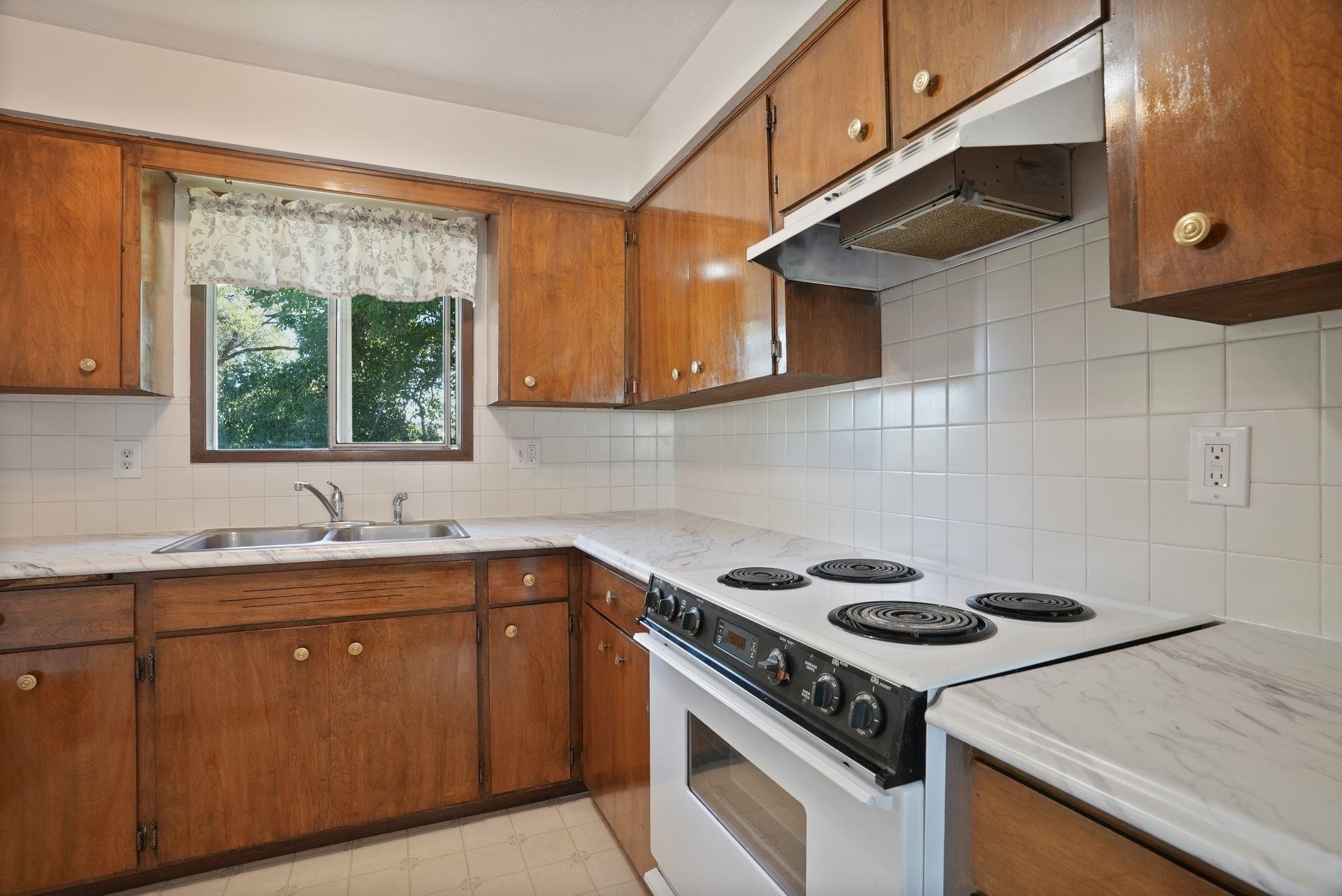 16924 E Broadway Ave