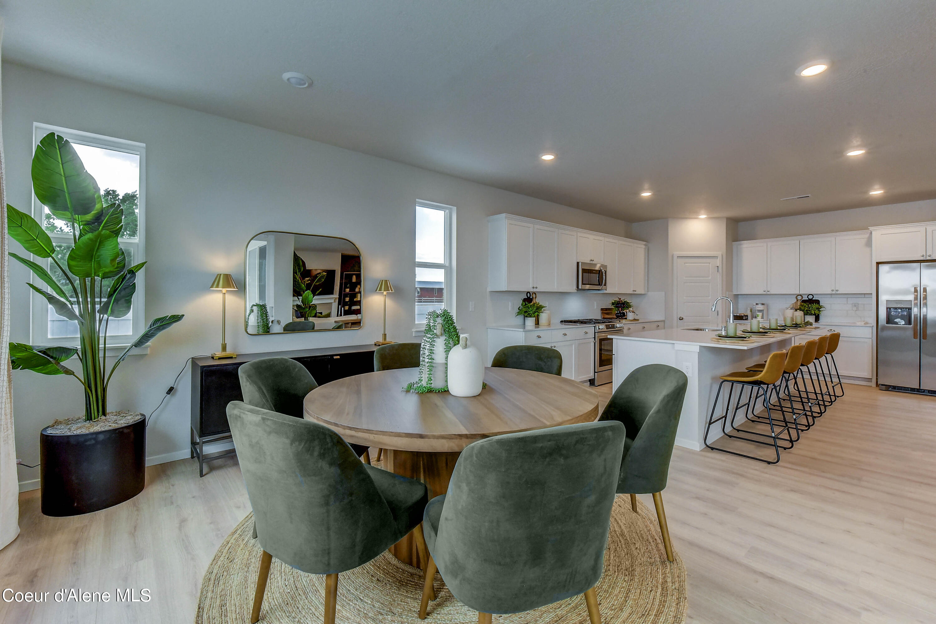 126 E Sandmyrtle Ave