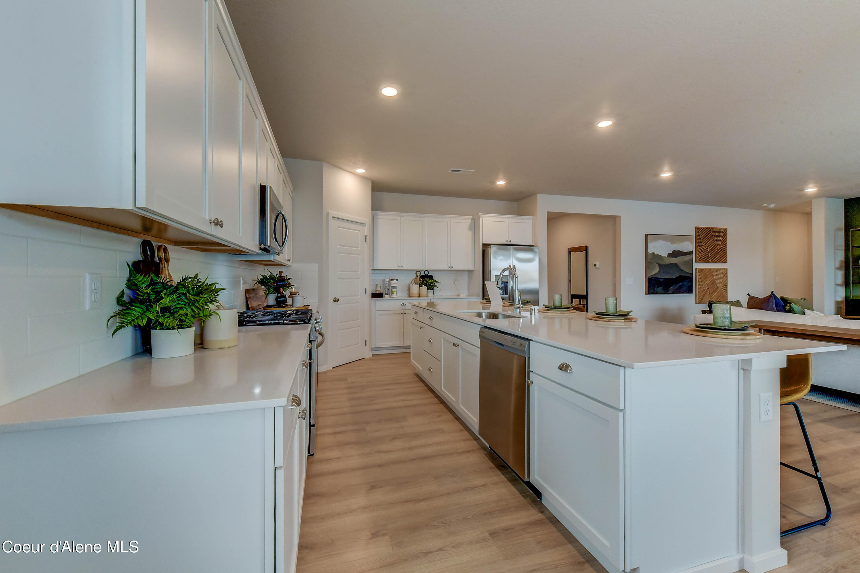126 E Sandmyrtle Ave