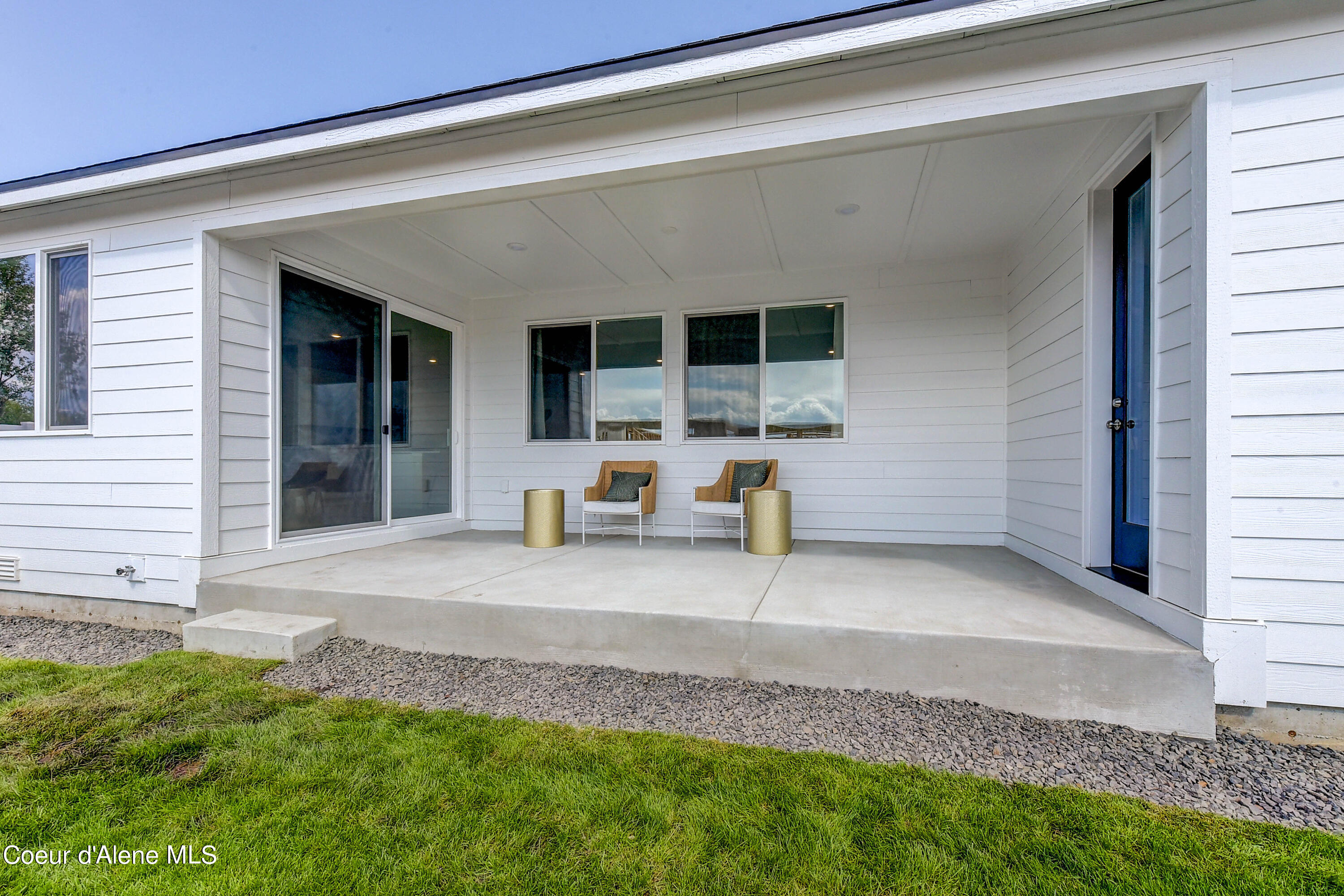 126 E Sandmyrtle Ave